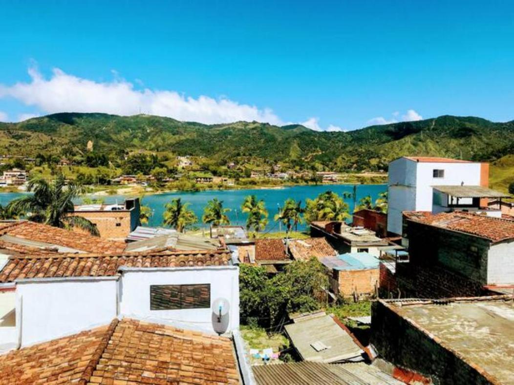 Aptos Vista Al Embalse, Frente Al Lago, Restaurantes, Bares Guatapé エクステリア 写真